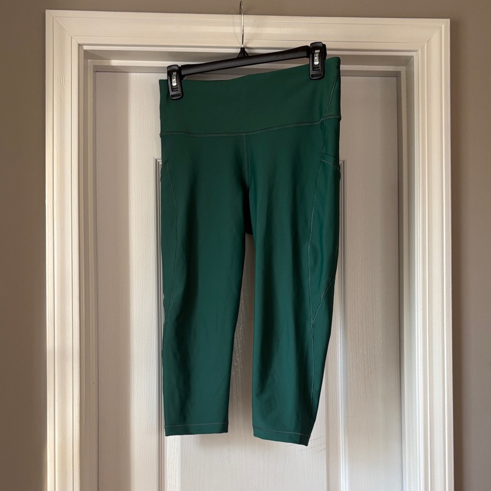 Athleta Interval Stash Capri Leggings M Green